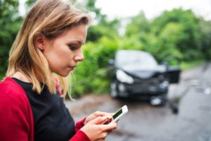 mujer usando redes sociales después de un accidente de auto