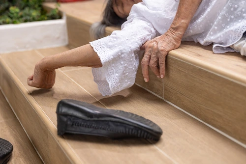 Una mujer mayor se cayó por las escaleras.