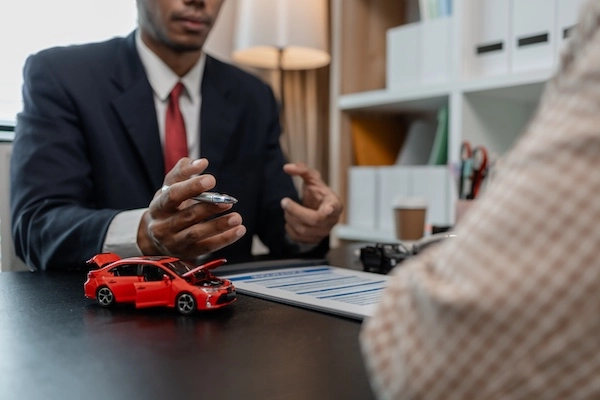 A Sandy Springs car accident lawyer is speaking with a client at 1Georgia Personal Injury Lawyers.